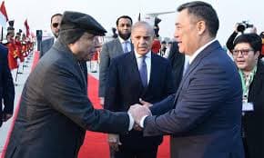 کرغزستان کے صدر کا دورہ پاکستان، صدراور وزیراعظم  نے استقبال کیا